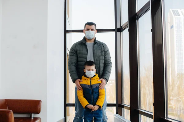 Padre Con Suo Figlio Indossa Una Maschera Durante Quarantena Pandemia — Foto Stock