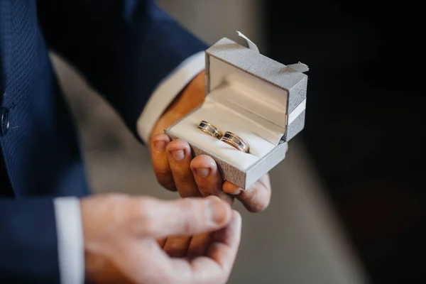 Joven Sostiene Una Caja Con Anillos Boda Cerca — Foto de Stock