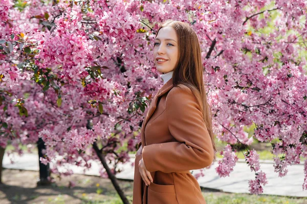 Egy Gyönyörű Fiatal Lány Egy Tavaszi Napon Sétál Egy Virágzó — Stock Fotó