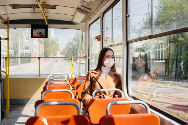 Seorang Gadis Muda Bertopeng Menggunakan Transportasi Umum Sendirian Selama Pandemi — Stok Foto