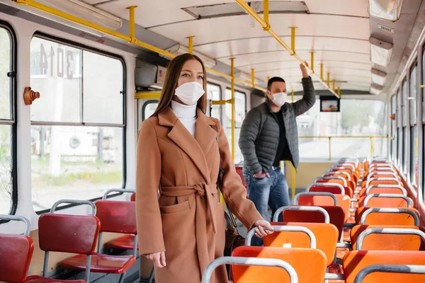 Los Pasajeros Transporte Público Durante Pandemia Coronavirus Mantienen Distancia Entre — Foto de Stock