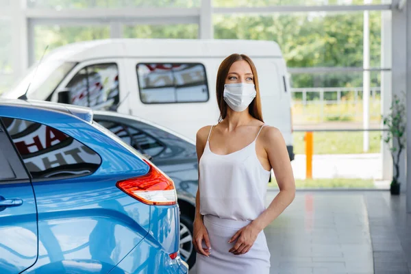 Uma Jovem Menina Bonita Inspeciona Carro Novo Concessionário Carros Uma — Fotografia de Stock