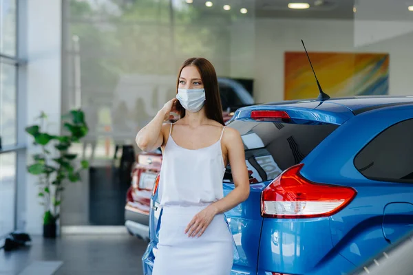 Uma Jovem Menina Bonita Inspeciona Carro Novo Concessionário Carros Uma — Fotografia de Stock