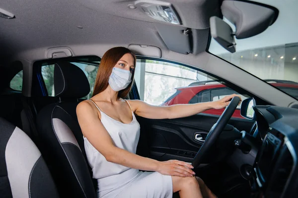 Uma Jovem Menina Bonita Inspeciona Carro Novo Concessionário Carros Uma — Fotografia de Stock