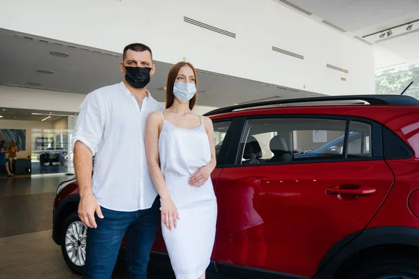 Jovem Casal Máscaras Seleciona Novo Veículo Consultar Com Representante Concessionária — Fotografia de Stock