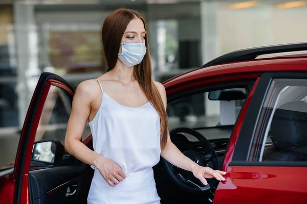 Genç Güzel Bir Kız Salgın Sırasında Maske Takan Bir Araba — Stok fotoğraf