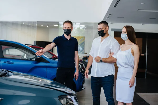 Jovem Casal Máscaras Seleciona Novo Veículo Consultar Com Representante Concessionária — Fotografia de Stock