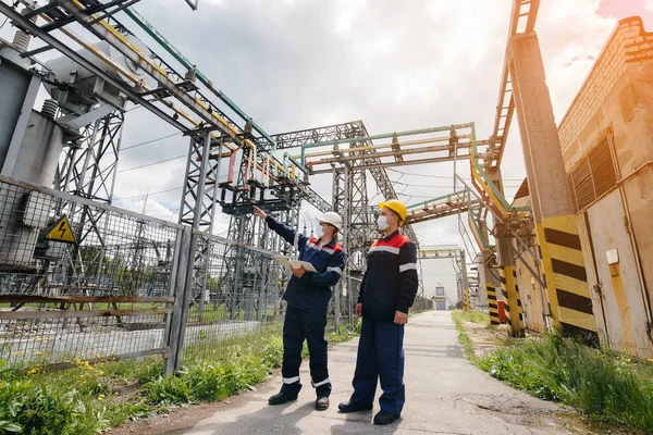 Engenheiros Subestações Elétricas Realizar Uma Pesquisa Equipamentos Modernos Alta Tensão — Fotografia de Stock