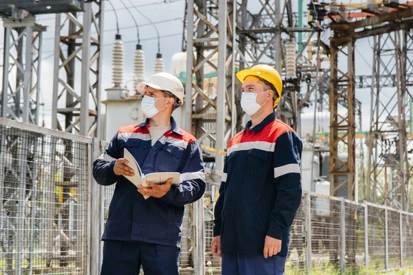 Engenheiros Subestações Elétricas Realizar Uma Pesquisa Equipamentos Modernos Alta Tensão — Fotografia de Stock