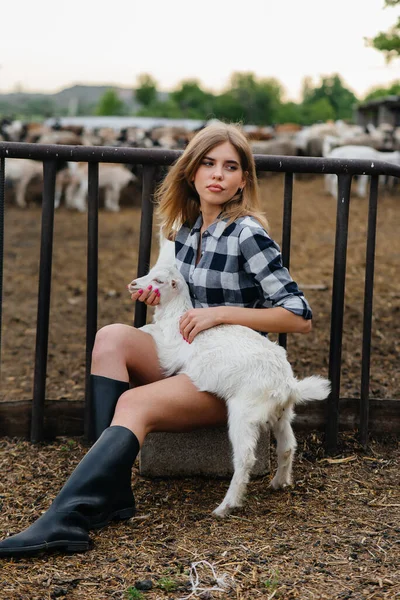 若い可愛い女の子がヤギや他の動物と牧場にポーズをとっています 畜産業 — ストック写真