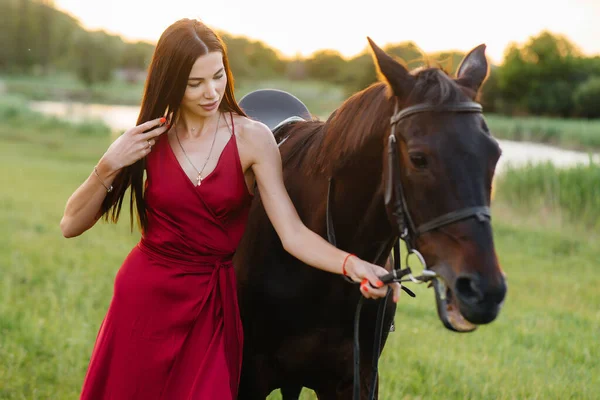 Uma Menina Bonita Nova Vestido Vermelho Poses Rancho Com Garanhão — Fotografia de Stock