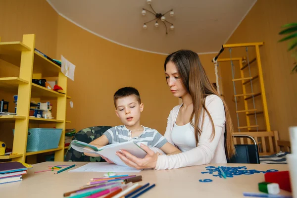 Ung Mamma Gör Läxor Med Sin Son Hemma Föräldrar Och — Stockfoto