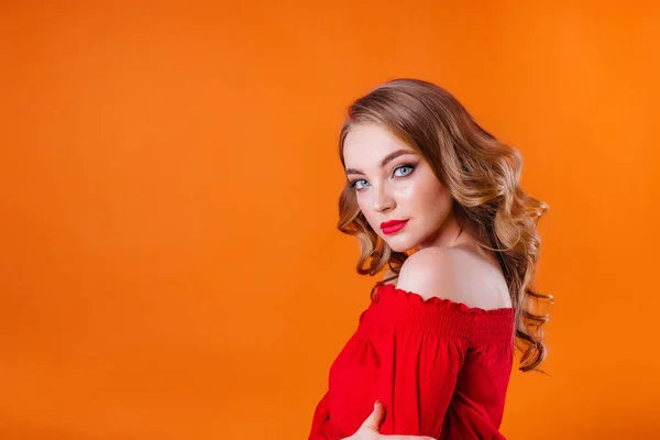 Uma Jovem Menina Bonita Mostra Emoções Sorrisos Estúdio Fundo Laranja — Fotografia de Stock