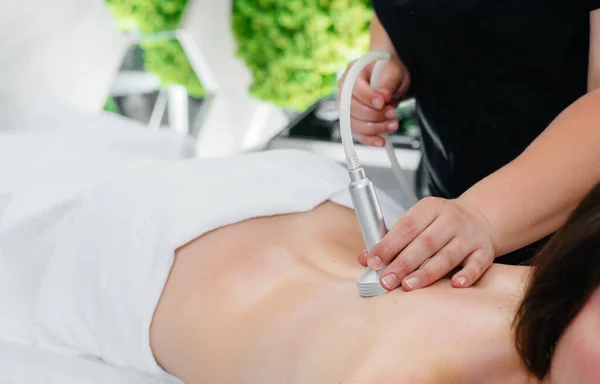 Uma Jovem Menina Bonita Está Desfrutando Uma Massagem Vácuo Profissional — Fotografia de Stock