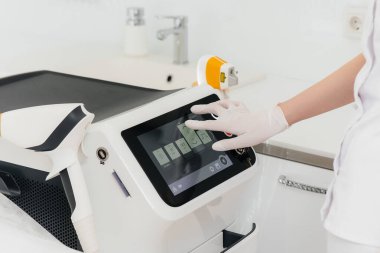 Bir güzellik salonunda lazer tüy dökücü ve tüy dökücü için modern ekipman. Güzellik salonu ve kozmetoloji