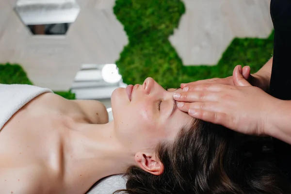 Una Giovane Bella Ragazza Sta Godendo Massaggio Alla Testa Professionale — Foto Stock