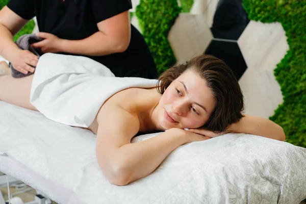 Una Jovencita Guapa Está Disfrutando Masaje Cosmetológico Profesional Spa Cuidado — Foto de Stock