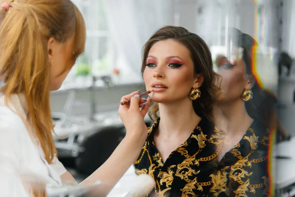 Salão Beleza Bonito Moderno Estilista Maquiagem Profissional Faz Maquiagem Para — Fotografia de Stock