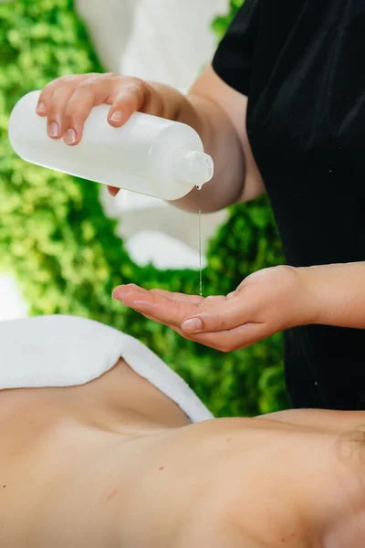 Una Jovencita Guapa Está Disfrutando Masaje Cosmetológico Profesional Spa Cuidado — Foto de Stock