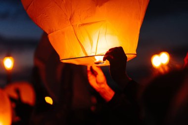 Akşamları, gün batımında, akrabaları ve arkadaşlarıyla birlikte geleneksel fenerler yakarlar. Gelenek ve seyahat