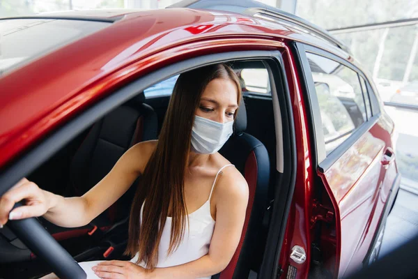 Une Jeune Jolie Fille Inspecte Une Nouvelle Voiture Chez Concessionnaire — Photo