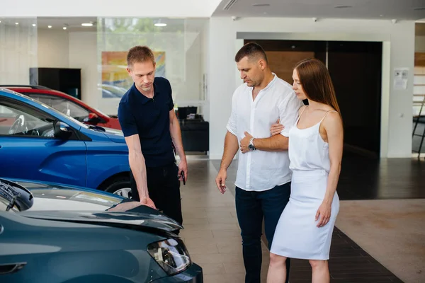 Jovem Casal Escolhe Carro Novo Concessionária Consulta Representante Concessionária Carros — Fotografia de Stock