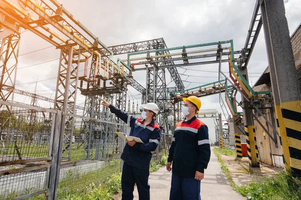Engenheiros Subestações Elétricas Realizar Uma Pesquisa Equipamentos Modernos Alta Tensão — Fotografia de Stock