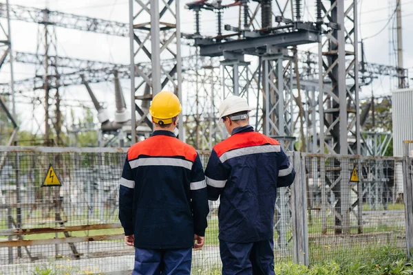 Dois Engenheiros Especializados Subestações Elétricas Inspecionam Equipamentos Modernos Alta Tensão — Fotografia de Stock