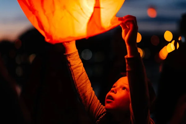 夕阳西下时 一个男孩抛出传统的纸灯笼 — 图库照片