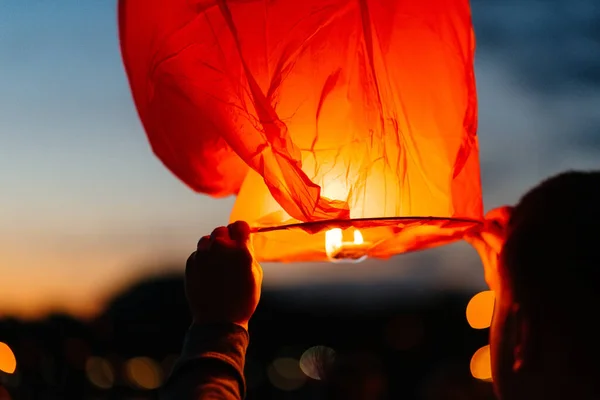 Avonds Bij Zonsondergang Lanceren Mensen Met Hun Familie Vrienden Traditionele — Stockfoto