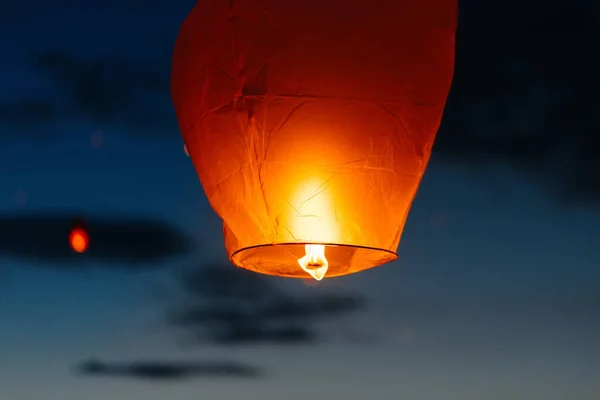 Noite Pôr Sol Pessoas Com Seus Parentes Amigos Lançam Lanternas — Fotografia de Stock