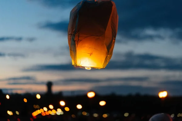 Avonds Bij Zonsondergang Lanceren Mensen Met Hun Familie Vrienden Traditionele — Stockfoto