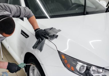 Çalışanlardan biri yıkadıktan sonra arabayı patlatır ve siler. Araba yıkama