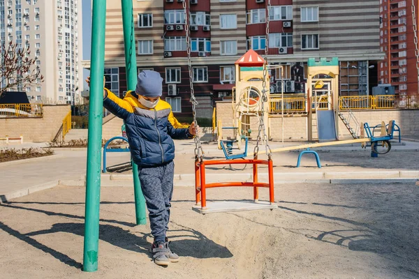 Garotinho Mascarado Caminha Parque Infantil Durante Quarentena Fique Casa — Fotografia de Stock