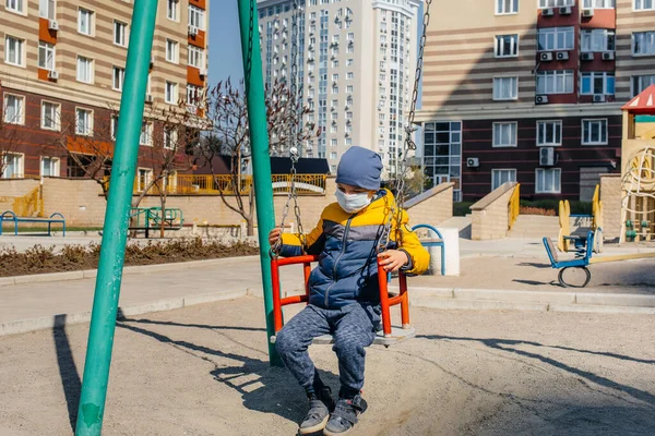 Garotinho Mascarado Caminha Parque Infantil Durante Quarentena Fique Casa — Fotografia de Stock