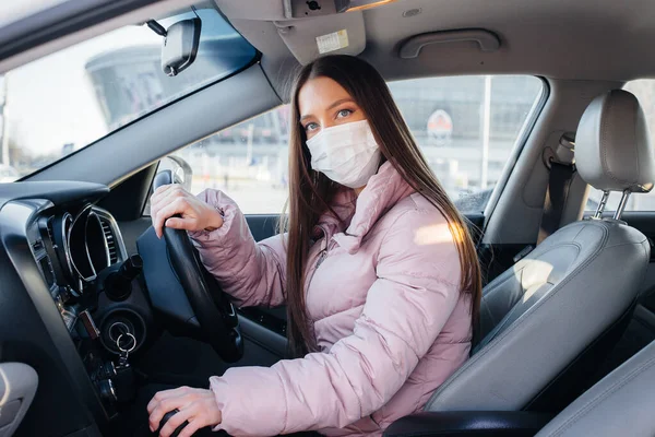 Una Joven Sienta Detrás Del Volante Coche Máscara Durante Pandemia — Foto de Stock