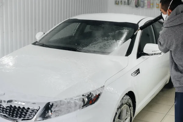 Lavaggio Moderno Con Schiuma Acqua Alta Pressione Auto Bianca Autolavaggio — Foto Stock