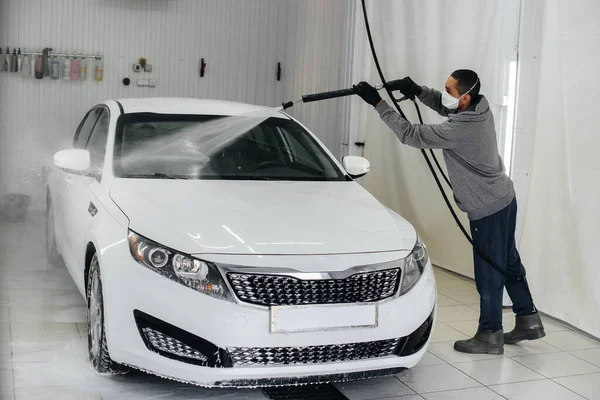 Lavaggio Moderno Con Schiuma Acqua Alta Pressione Auto Bianca Autolavaggio — Foto Stock