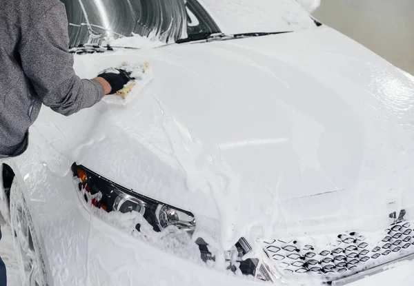 Nowoczesne Pranie Pianką Wysokociśnieniową Wodą Białego Samochodu Myjnia Samochodowa — Zdjęcie stockowe