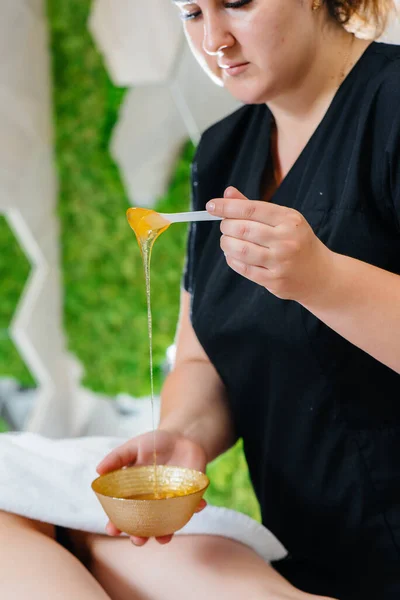 Uma Jovem Bonita Está Desfrutando Uma Massagem Profissional Usando Mel — Fotografia de Stock