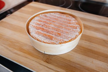 Yemek yaparken çok lezzetli geleneksel Alman peyniri. Peynir yapmak için