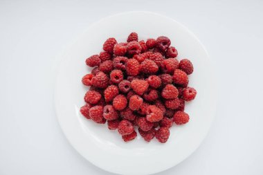 Kırmızı ahududu böğürtlenleri beyaz arka planda. Sağlıklı yiyecekler, doğal vitaminler. Taze meyve.