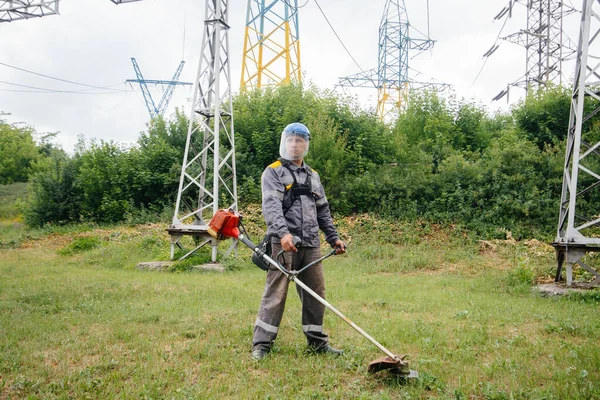 Jovem Cortando Grama Território Uma Subestação Elétrica Macacão Limpeza Relva — Fotografia de Stock