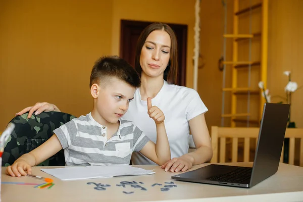 Una Madre Suo Figlio Sono Impegnati Nell Apprendimento Distanza Casa — Foto Stock