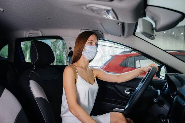 Uma Jovem Menina Bonita Inspeciona Carro Novo Concessionário Carros Uma — Fotografia de Stock