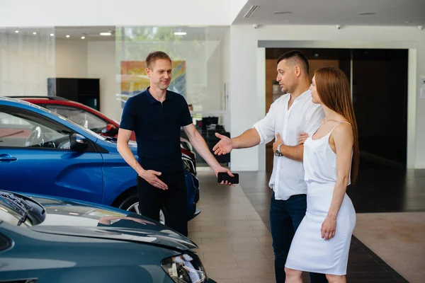 Jeune Couple Choisit Une Nouvelle Voiture Chez Concessionnaire Consulte Représentant — Photo