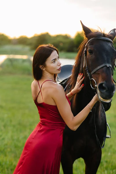 Uma Menina Bonita Nova Vestido Vermelho Poses Rancho Com Garanhão — Fotografia de Stock