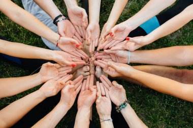 Gün batımında açık havada yoga yapan çocukların ellerinin yakın çekimi. Sağlıklı yaşam tarzı, meditasyon ve sağlık