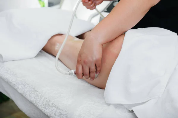 Uma Jovem Menina Bonita Está Desfrutando Uma Massagem Vácuo Profissional — Fotografia de Stock