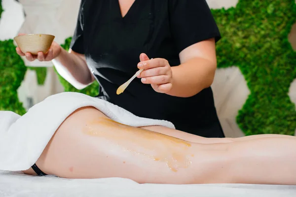 Una Joven Guapa Está Disfrutando Masaje Profesional Con Miel Spa — Foto de Stock